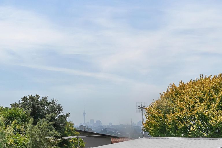 Photo of property in 1/32 Rosewarne Crescent, Glendene, Auckland, 0602