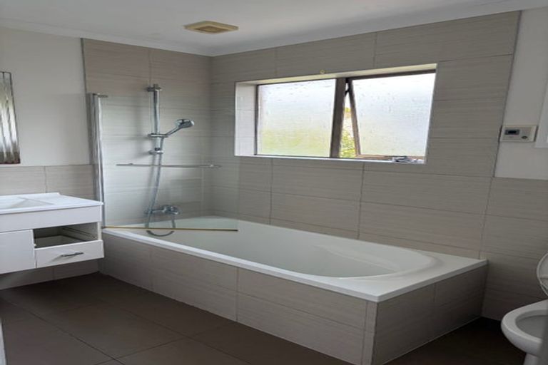 Photo of property in 224 Glamorgan Drive, Northcross, Auckland, 0630