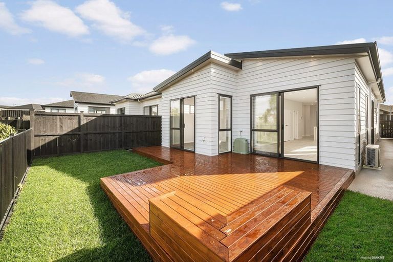 Photo of property in 31 Matahae Crescent, Wainui, 0932
