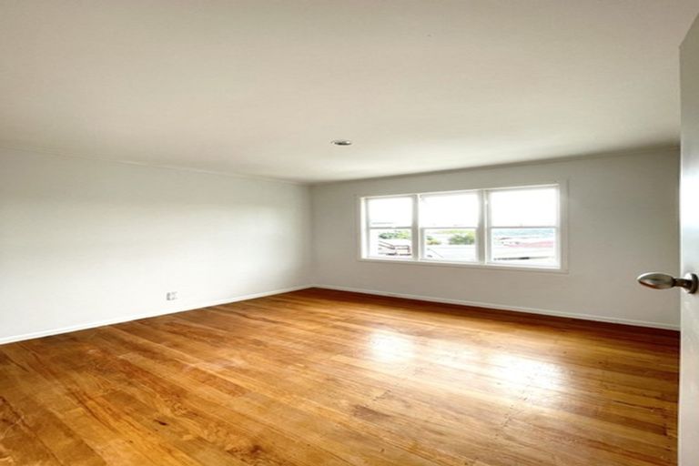 Photo of property in 33 Peach Road, Glenfield, Auckland, 0629