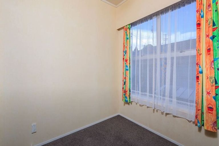 Photo of property in 2/10 Lambrown Drive, Totara Vale, Auckland, 0629