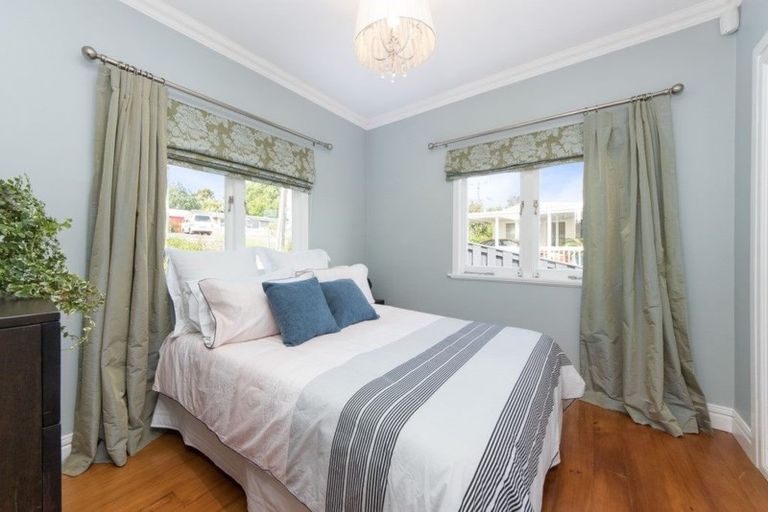 Photo of property in 21 Island Bay Road, Beach Haven, Auckland, 0626