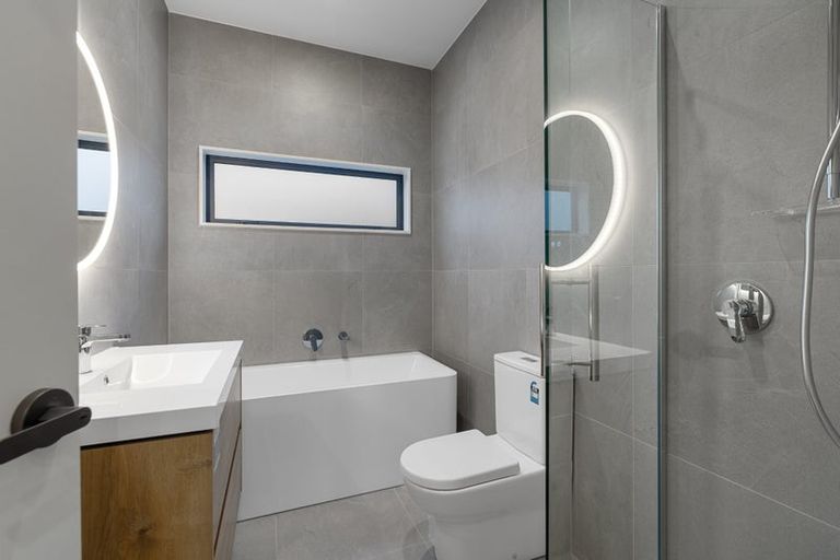 Photo of property in 21d Neal Avenue, Glenfield, Auckland, 0629