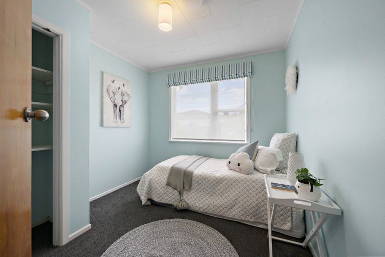 Photo of property in 18 Spenmoor Street, Newlands, Wellington, 6037