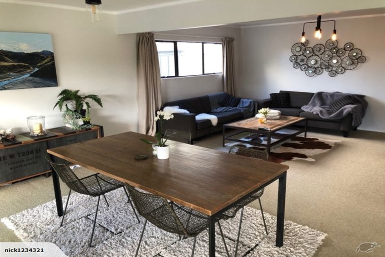 Photo of property in 2 Millen Place, Clarks Beach, 2122