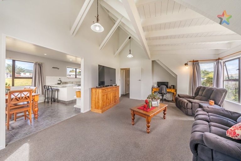 Photo of property in 21 Whitechapel Grove, Stokes Valley, Lower Hutt, 5019