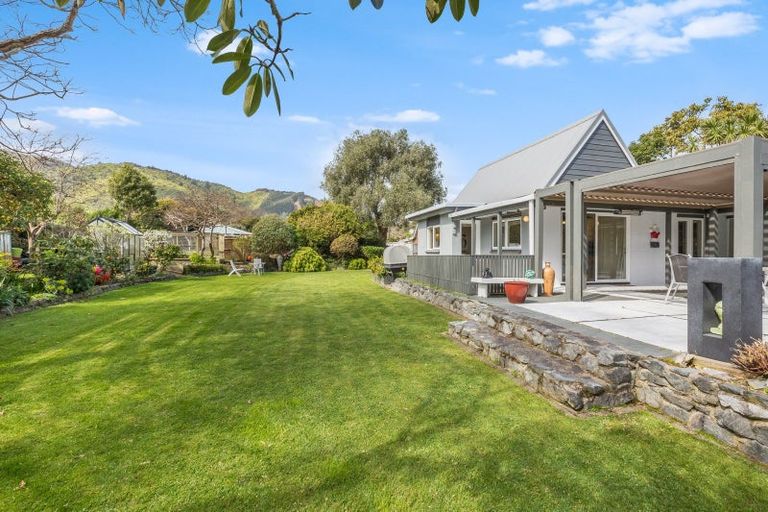 Photo of property in 16 Karu Crescent, Waikanae, 5036