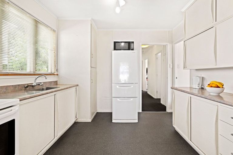 Photo of property in 2/99 Hobsonville Road, West Harbour, Auckland, 0618