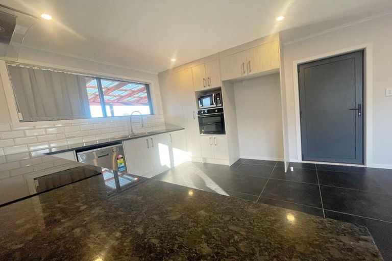 Photo of property in 9 Staverton Crescent, Mangere, Auckland, 2022