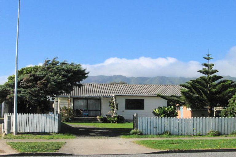 Photo of property in 27 Reeves Street, Waikanae Beach, Waikanae, 5036