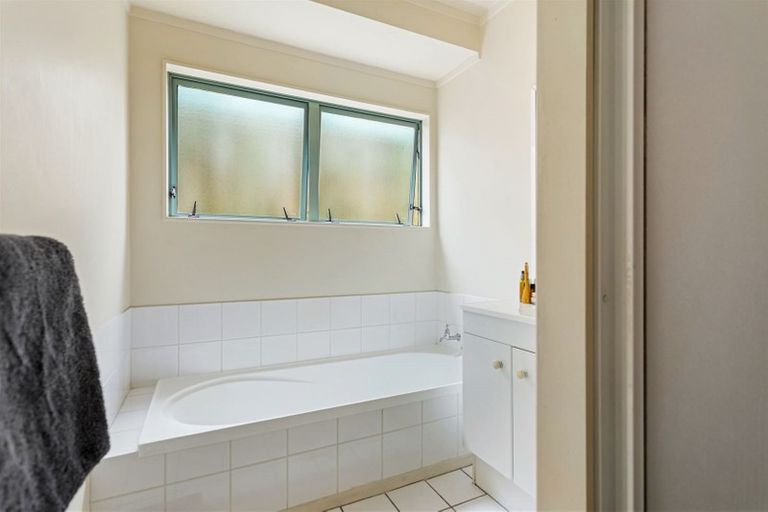 Photo of property in 3/14 Sungrove Rise, Sunnyvale, Auckland, 0612