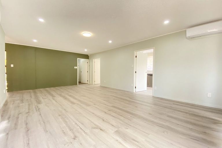 Photo of property in 13 Halcombe Place, Green Bay, Auckland, 0604