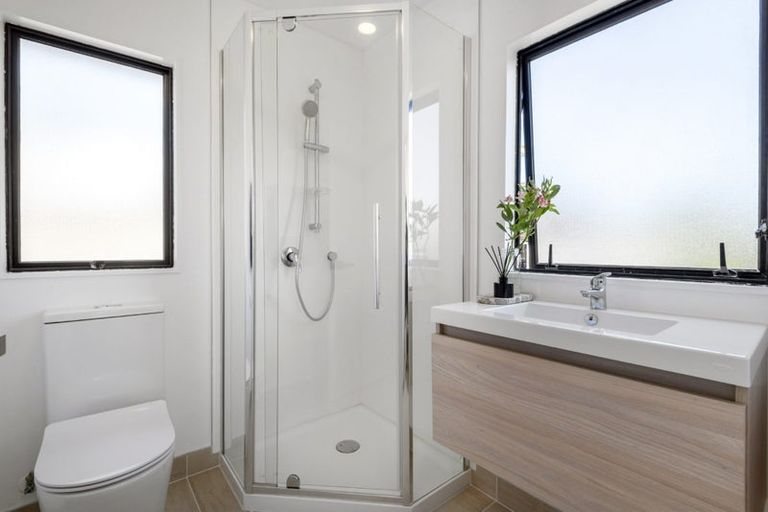 Photo of property in 2/12 Helicon Place, Totara Vale, Auckland, 0629