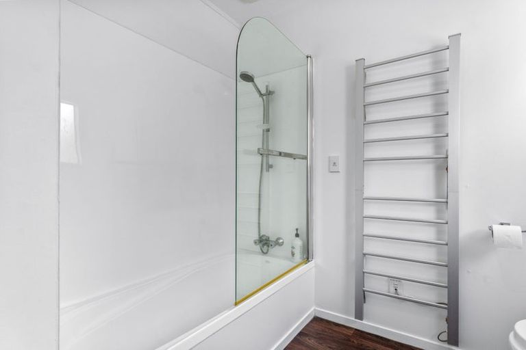 Photo of property in 8a Aplin Place, Birkdale, Auckland, 0626