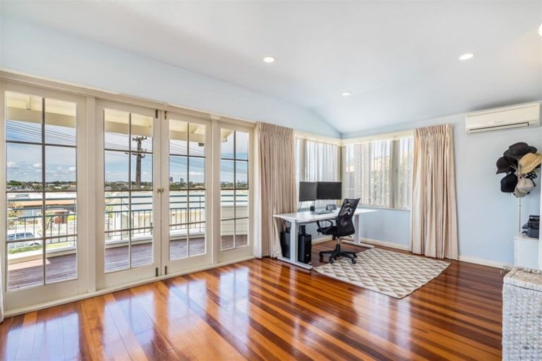 Photo of property in 10 Rangitoto Terrace, Milford, Auckland, 0620