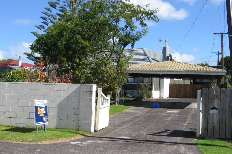 Photo of property in 9 Ward Crescent, Te Atatu Peninsula, Auckland, 0610