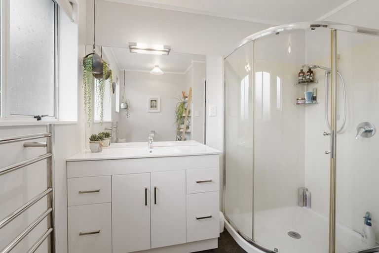 Photo of property in 3 Rewarewa Crescent, Waikanae, 5036