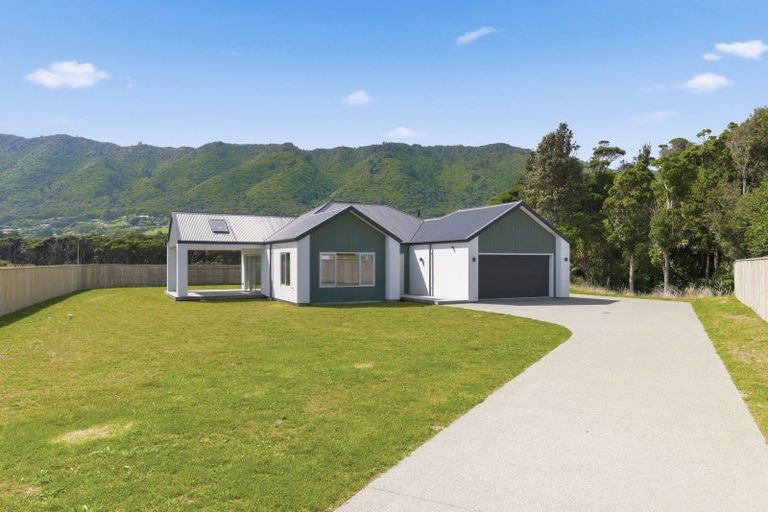 Photo of property in 7 Pihoihoi Close, Waikanae, 5036