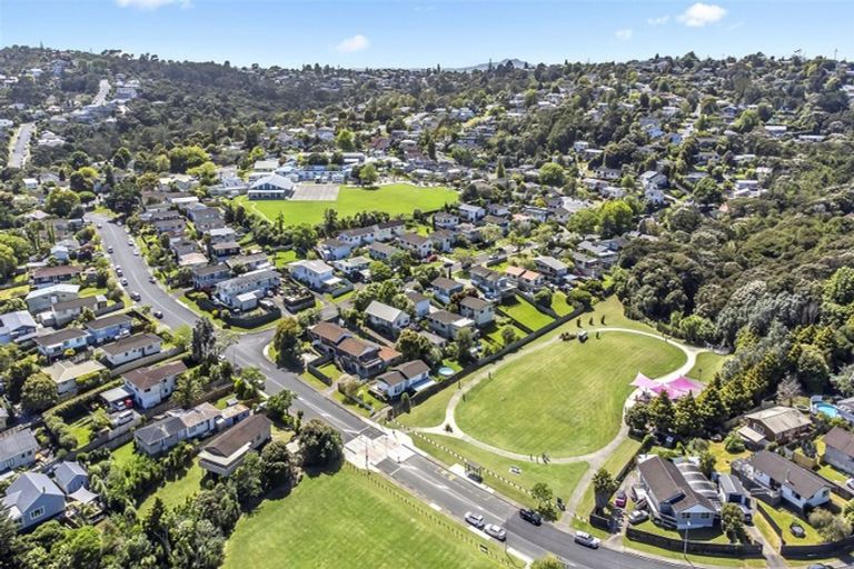 Photo of property in 118 Lynn Road, Bayview, Auckland, 0629