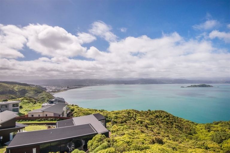 Photo of property in 6 Bendigo Grove, Newlands, Wellington, 6037