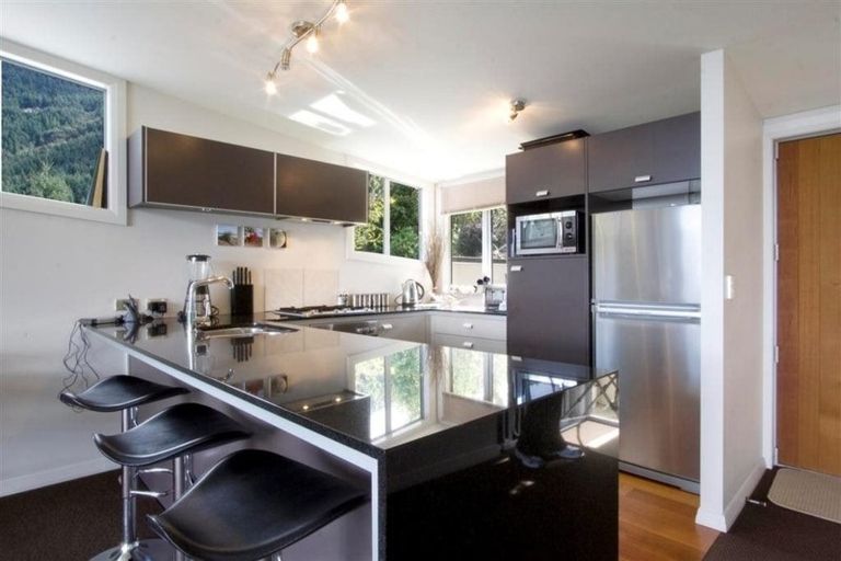 Photo of property in 6b Miller Place, Sunshine Bay, Queenstown, 9300