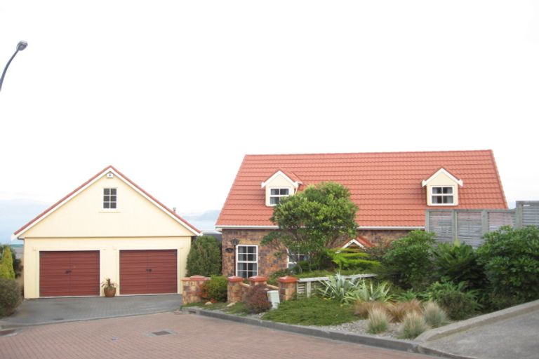 Photo of property in 36 Dress Circle, Newlands, Wellington, 6037