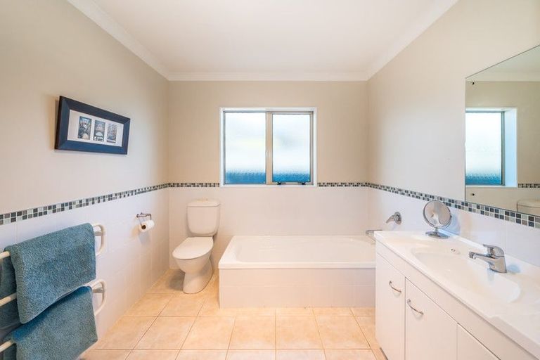 Photo of property in 5 Holcombe Drive, Paraparaumu, 5032