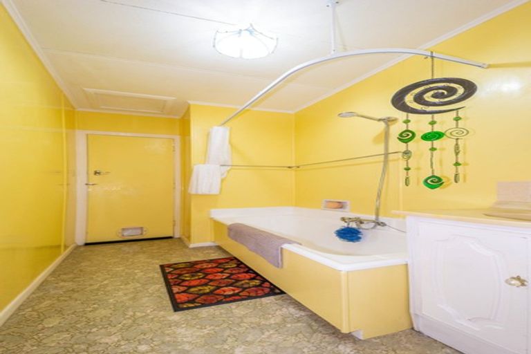 Photo of property in 24 Brassey Street, Waverley, 4510