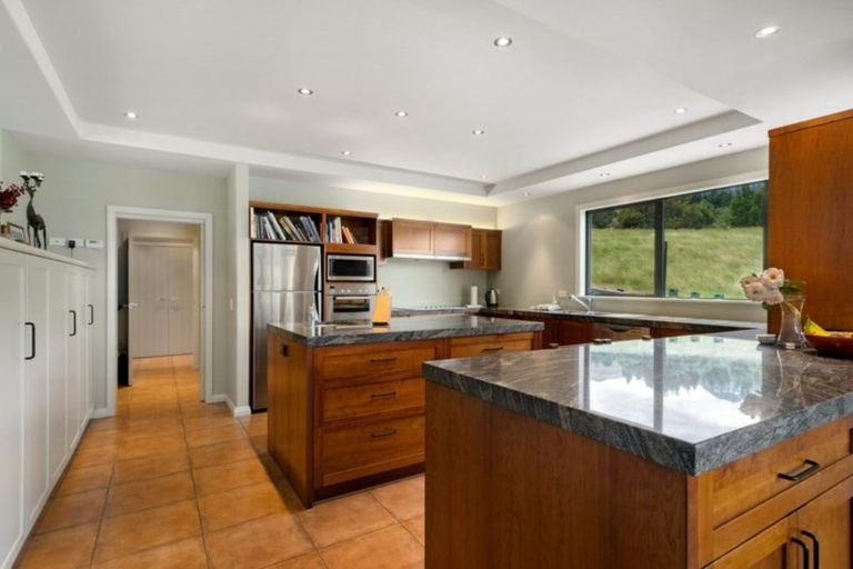 Photo of property in 8 Milward Place, Kelvin Heights, Queenstown, 9300