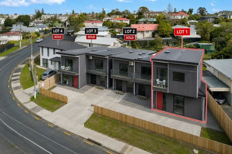 Photo of property in 1/13 Sarona Avenue, Glen Eden, Auckland, 0602