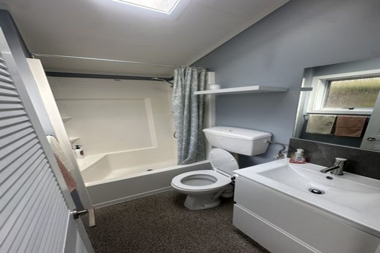 Photo of property in 180 Sutherland Road, Lyall Bay, Wellington, 6022