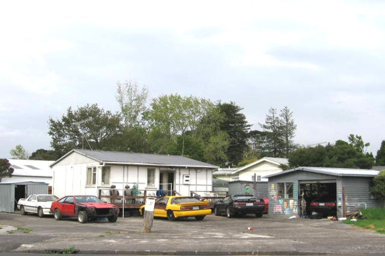 Photo of property in 124 Glendale Road, Glen Eden, Auckland, 0602