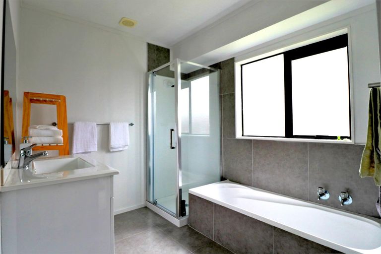 Photo of property in 34 Horlicks Place, Randwick Park, Auckland, 2105