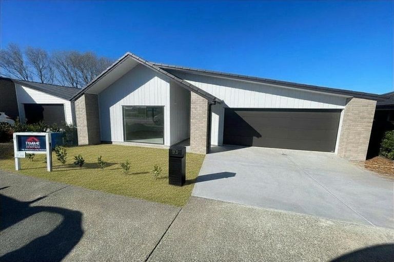 Photo of property in 92 Metoriti Crescent, Karaka, 2124