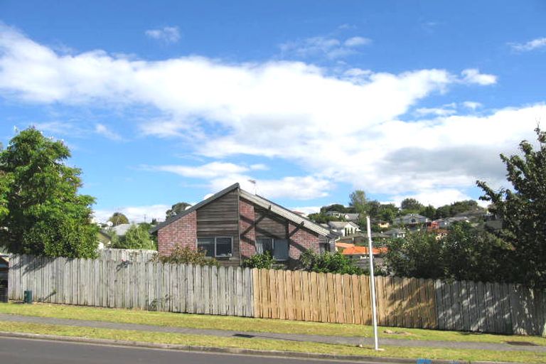 Photo of property in 42 Goldfinch Rise, Unsworth Heights, Auckland, 0632