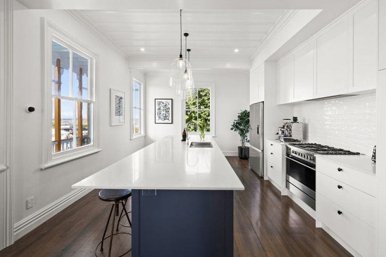 Photo of property in 15 Sealy Road, Bluff Hill, Napier, 4110