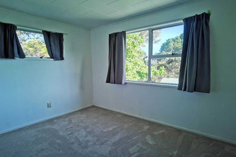 Photo of property in 38 Easton Park Parade, Glenfield, Auckland, 0629