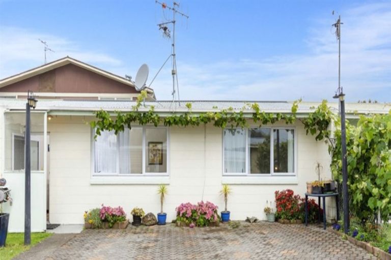 Photo of property in 2/92 Ngatai Road, Otumoetai, Tauranga, 3110