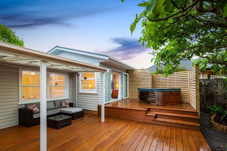 Photo of property in 114a Colwill Road, Massey, Auckland, 0614