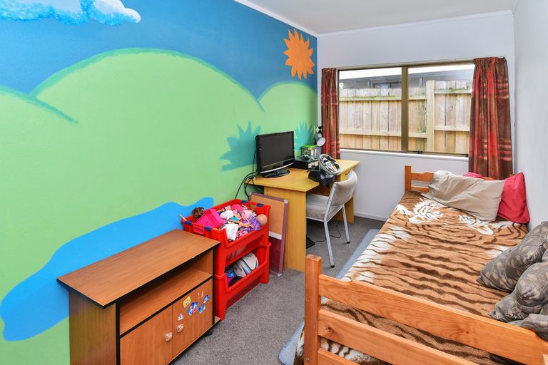 Photo of property in 8 Hadley Wood Drive, Wattle Downs, Auckland, 2103