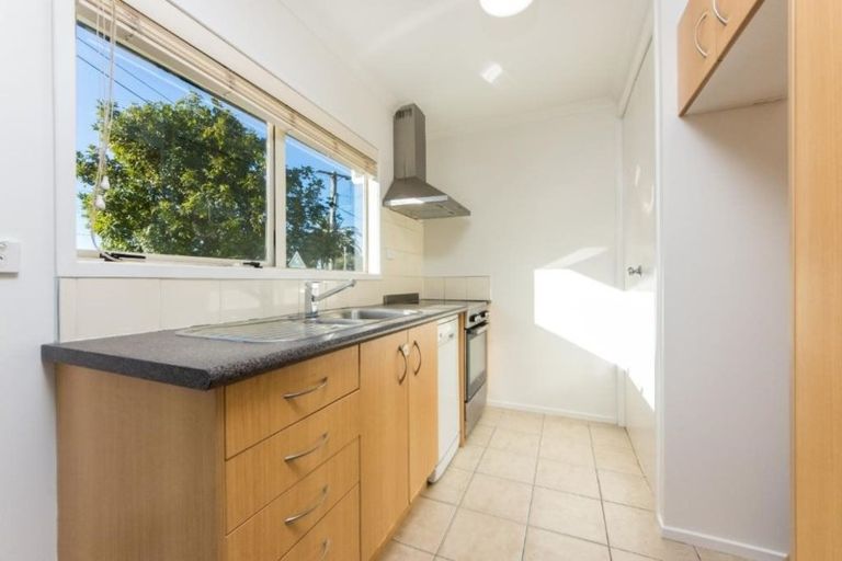Photo of property in 16 Tiri Tiri Road, Birkdale, Auckland, 0626