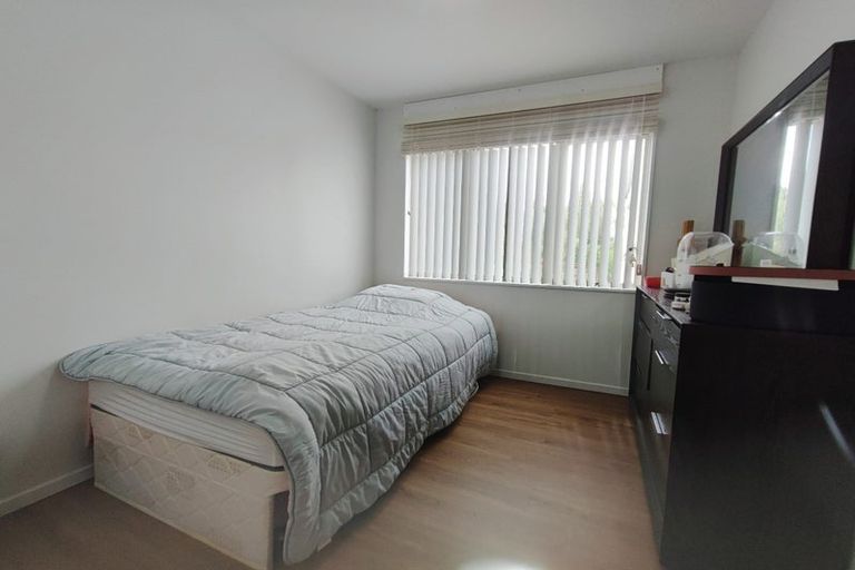 Photo of property in 3 Queen Natalie Place, Massey, Auckland, 0614