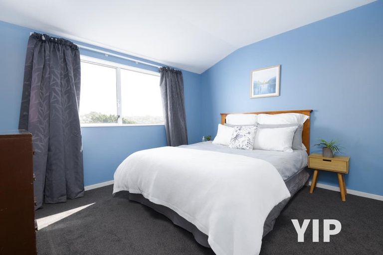 Photo of property in 2/25 Kingsbridge Place, Newlands, Wellington, 6037