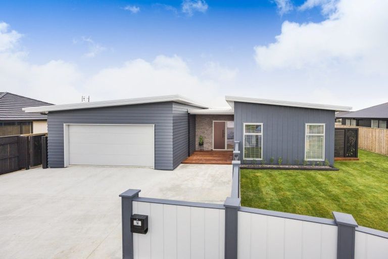 Photo of property in 14 Kanzan Grove, Maewa, Feilding, 4702