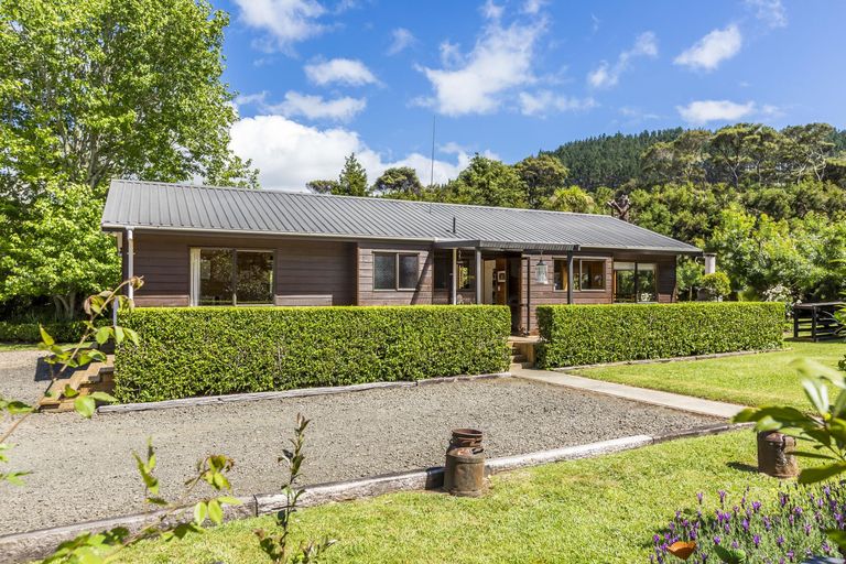 Photo of property in 1074 Peak Road, Helensville, 0875