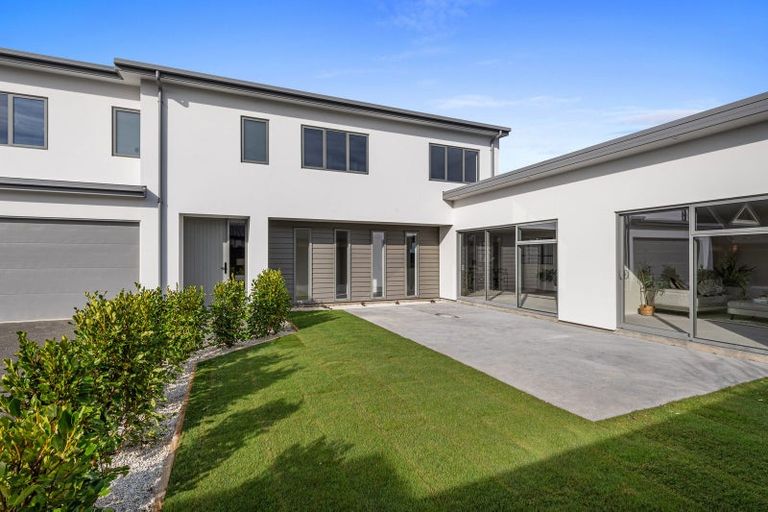 Photo of property in 98 Willowview Drive, Redwood, Christchurch, 8051