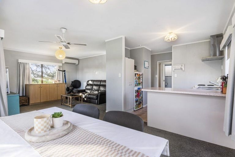 Photo of property in 58 Cobham Crescent, Kelston, Auckland, 0602