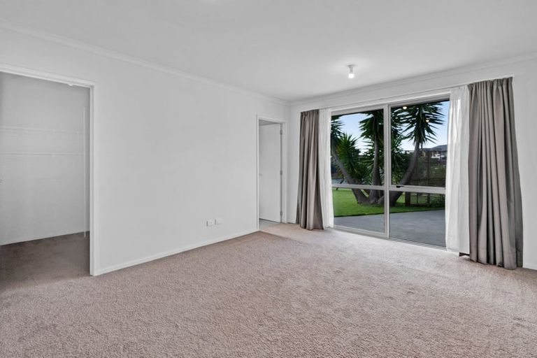 Photo of property in 17 Heta Road, Highlands Park, New Plymouth, 4312