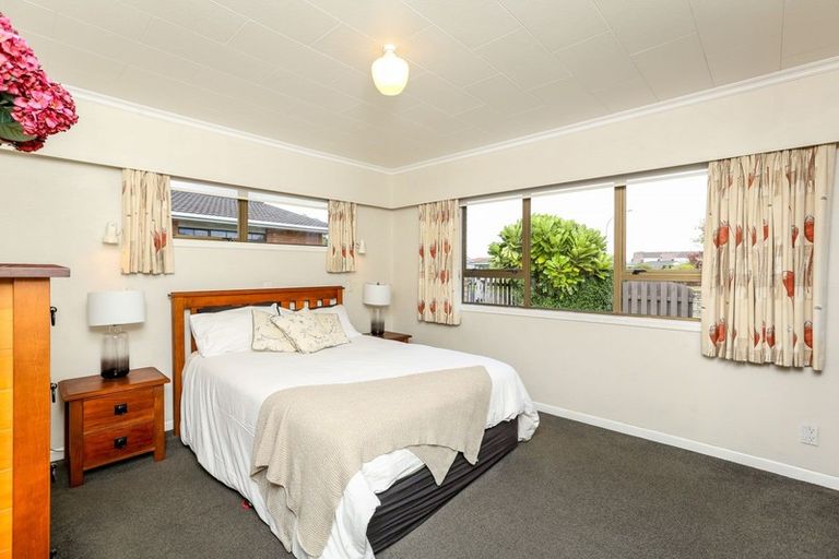 Photo of property in 5 John Guthrie Place, Merrilands, New Plymouth, 4312