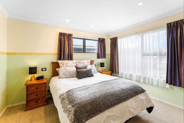 Photo of property in 43 Brightwater Crescent, Totara Park, Upper Hutt, 5018